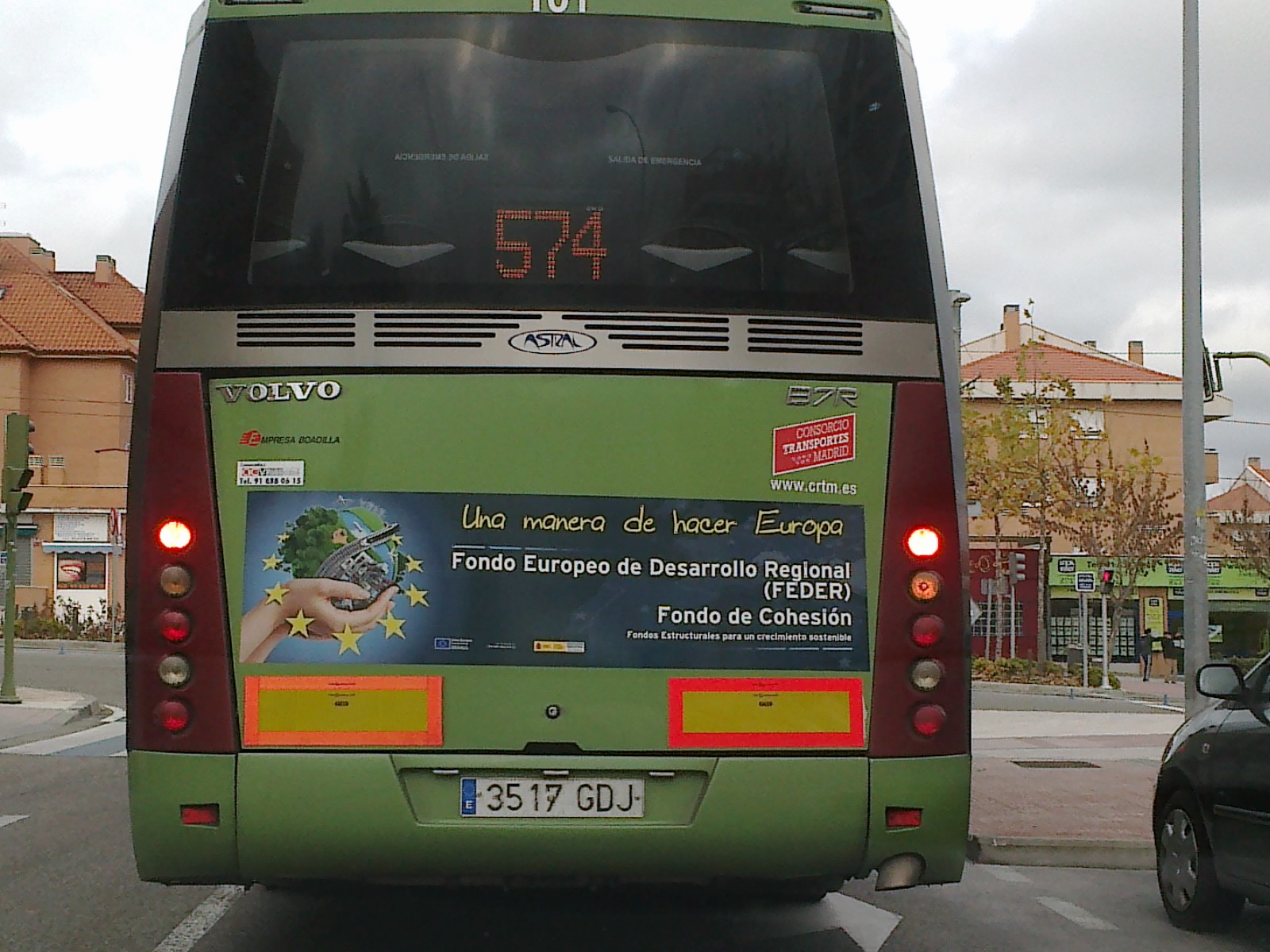 Tras o autobús, coa parte traseira da campaña para o fondo estrutural do desenvolvemento sostible