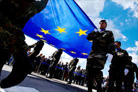 Imagen militraes sosteniendo bandera de europa 